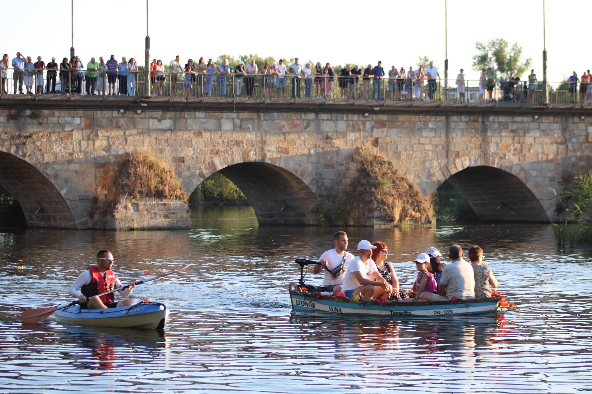 Así ha sido la única procesión fluvial de la provincia con la Virgen del Carmen en Alba de Tormes