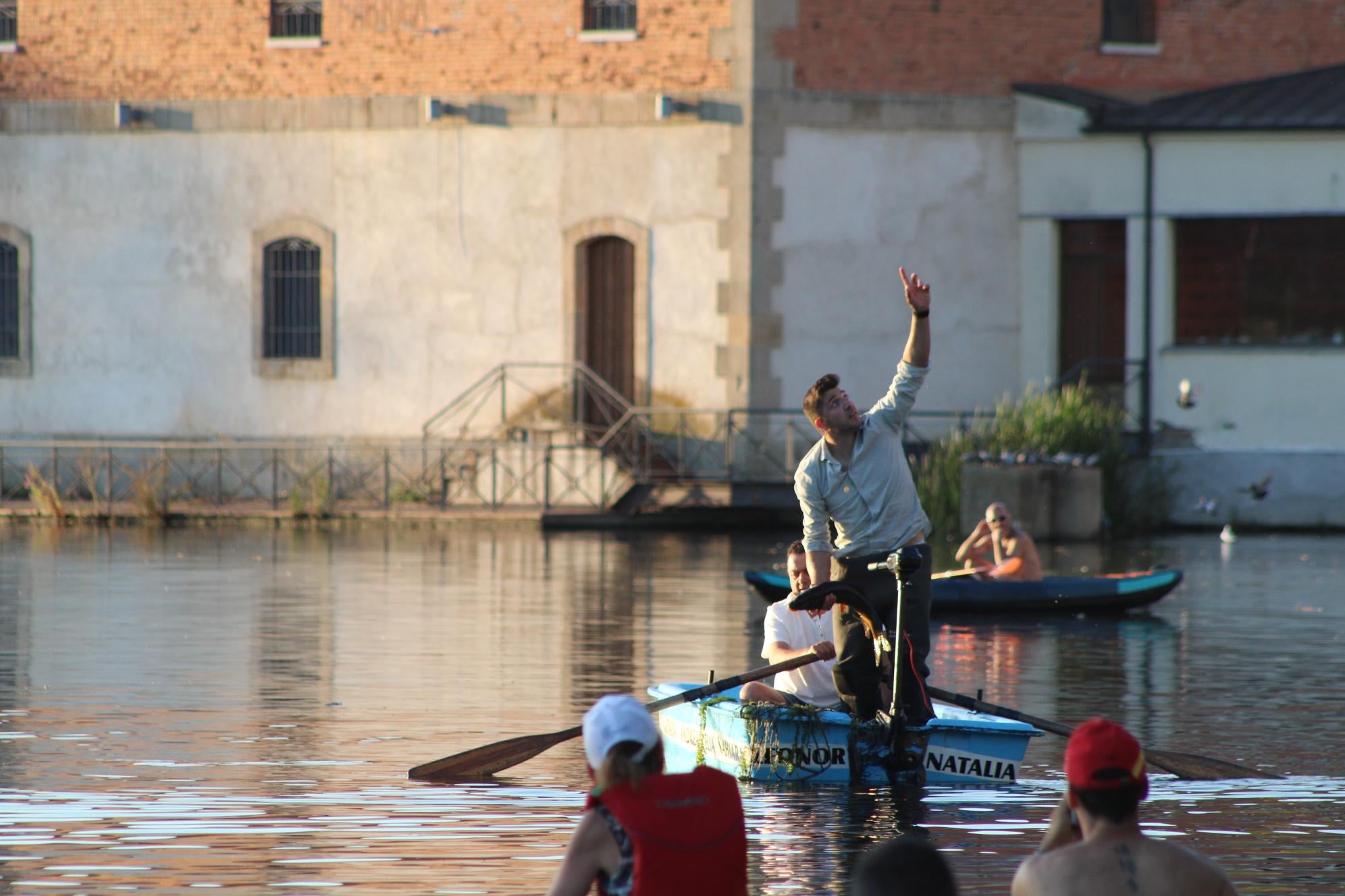 Así ha sido la única procesión fluvial de la provincia con la Virgen del Carmen en Alba de Tormes