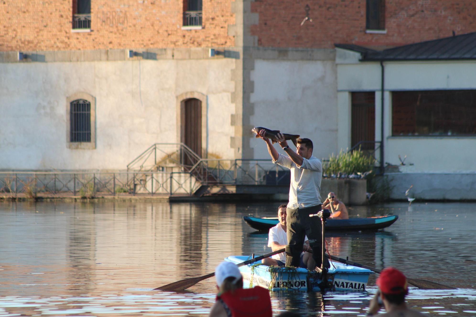 Así ha sido la única procesión fluvial de la provincia con la Virgen del Carmen en Alba de Tormes