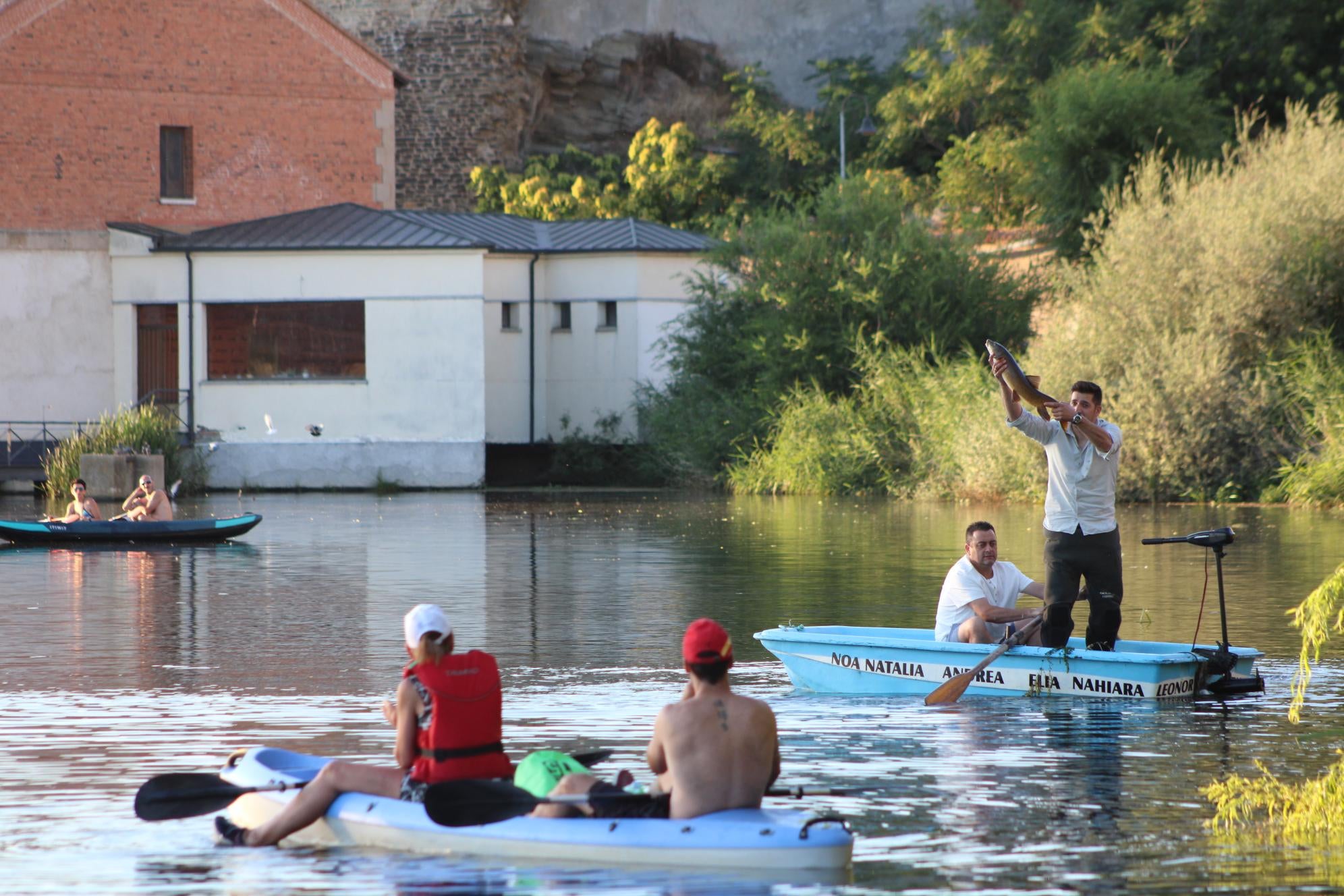 Así ha sido la única procesión fluvial de la provincia con la Virgen del Carmen en Alba de Tormes