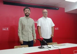 El senador socialista Fran Díaz y el alcalde de Monterrubio de Armuña, David Matute, en la sede del PSOE.