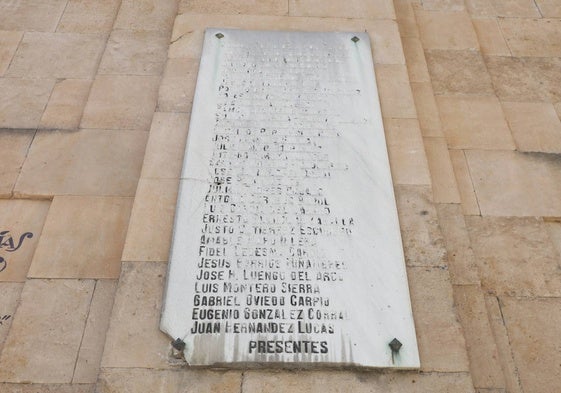 La placa en recuerdo de los caídos de la iglesia de Nuestra Señora del Carmen.