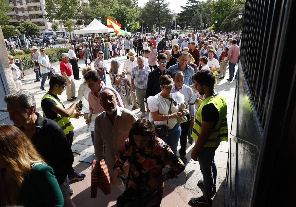 una larga cola de aficionados en los exteriores de la plaza de La Glorieta.