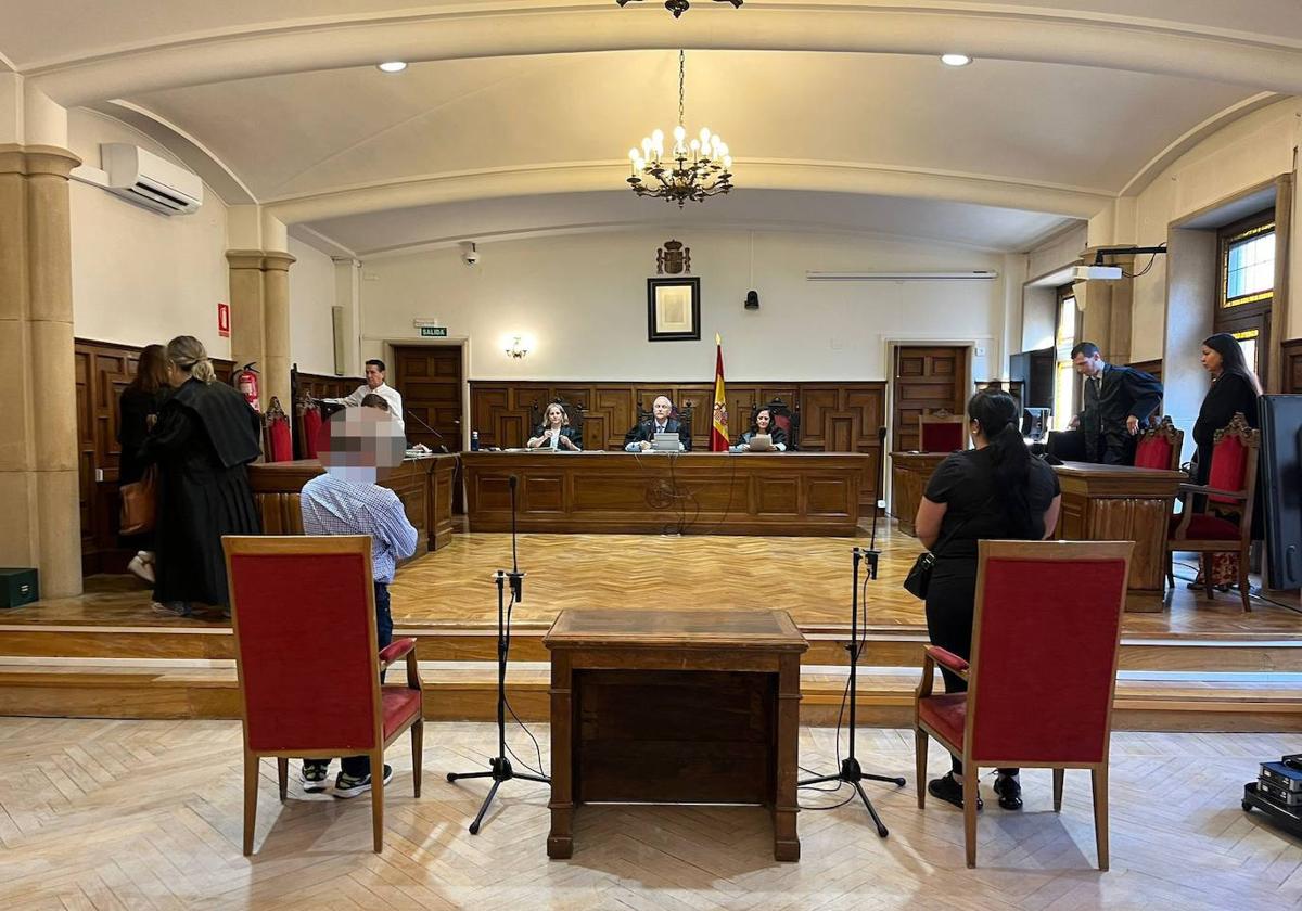 El afectado (I) y la acusada (D) en la Audiencia Provincial.