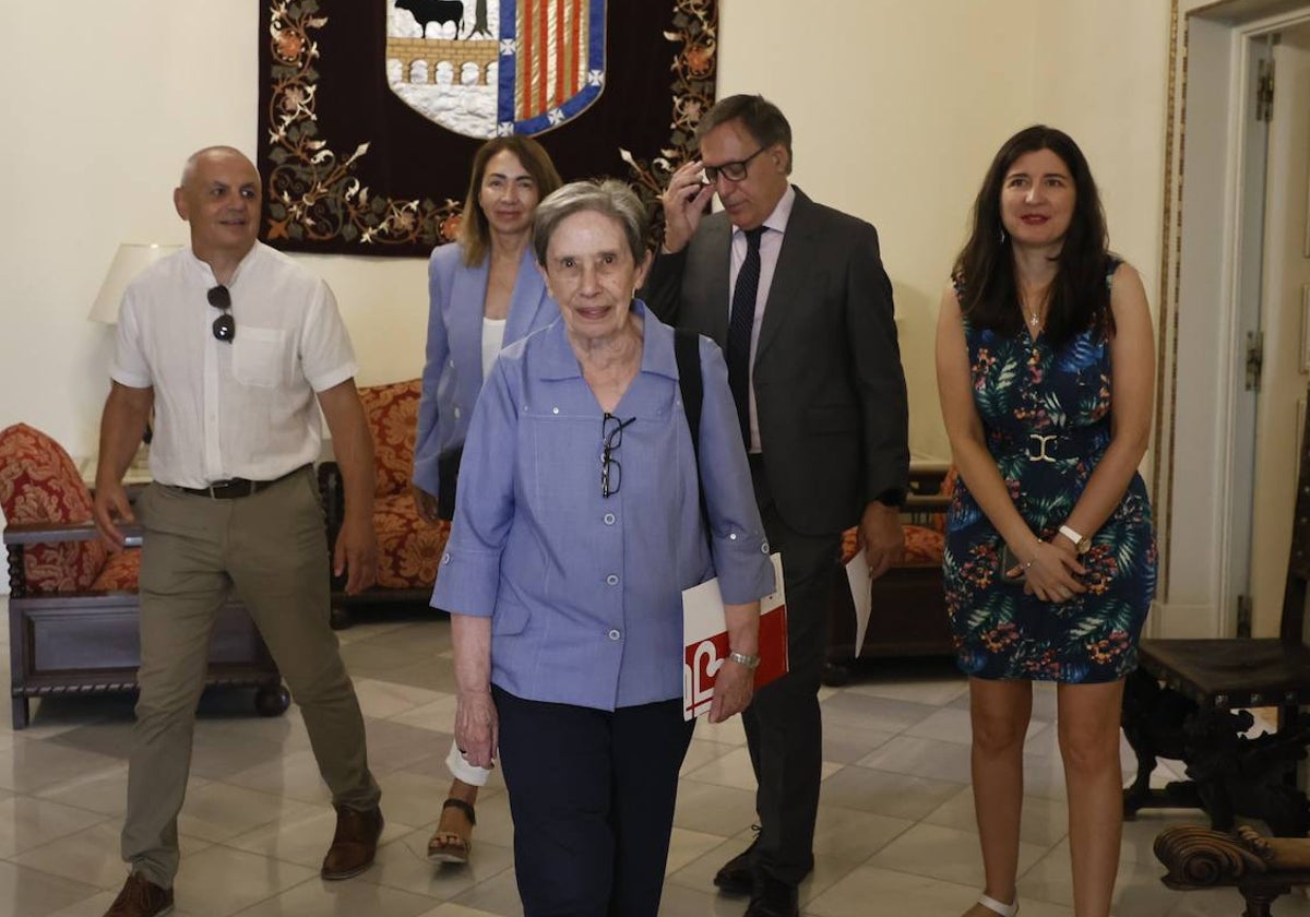 La presidenta de Cáritas Salamanca, Carmen Calzada, en el Ayuntamiento este miércoles junto a José María Rodríguez, Marta Aparicio, Carlos García Carbayo y Miryam Rodríguez.