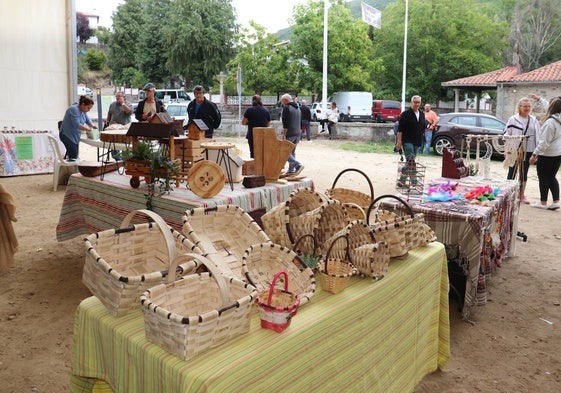 Imagen de los trabajos de cestería elaborados por artesanos de Montemayor del Río.