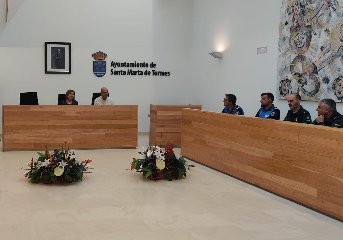 Un momento de la reunión celebrada en el Ayuntamiento de Santa Marta.