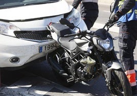 Aparatoso accidente junto al viaducto de Vialia: una moto queda encajada tras chocar contra un coche