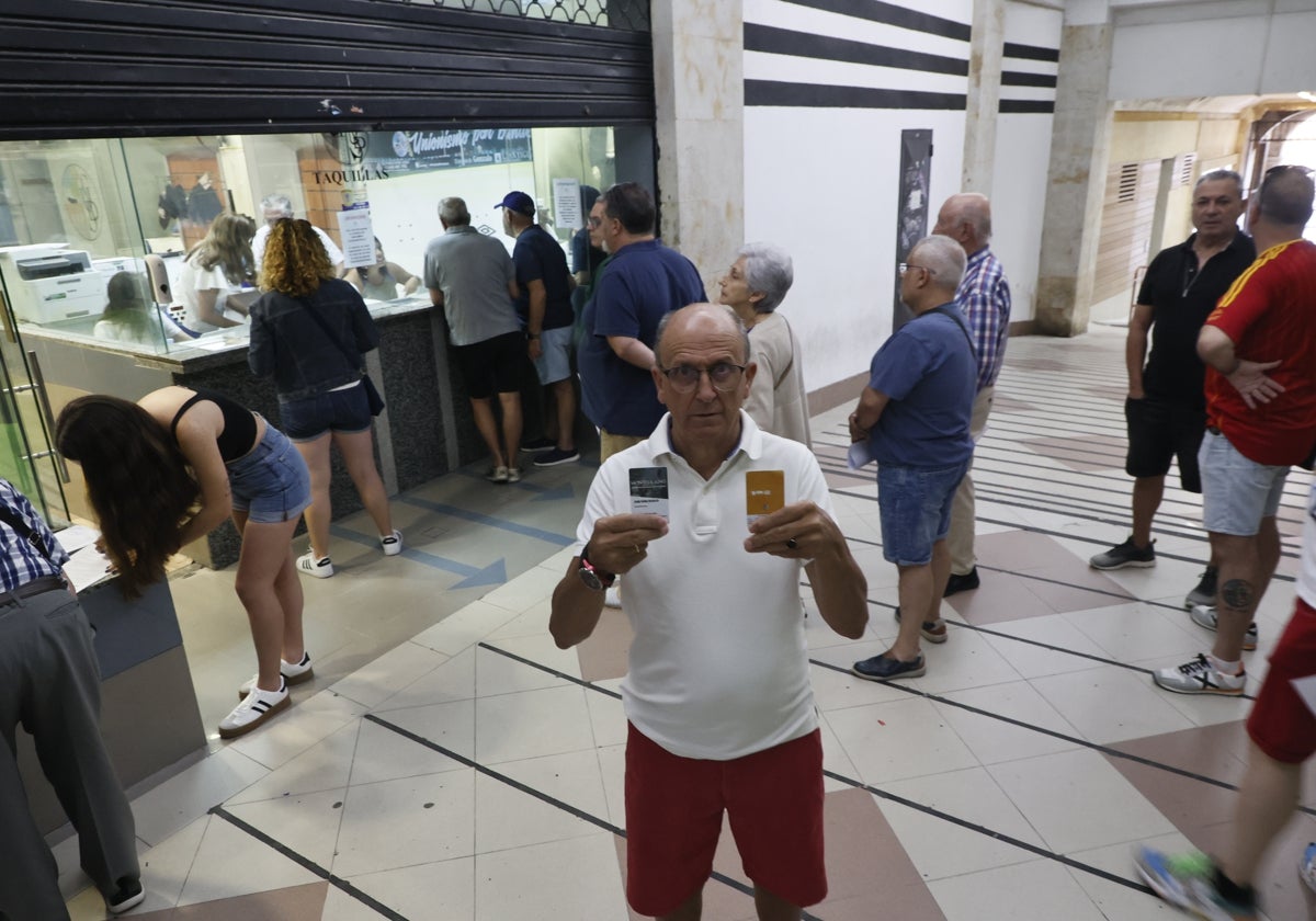 Uno de los primeros abonados en acudir ayer a la Boutique, muestra su carnet.