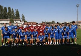 Jugadores y cuerpo técnico posan antes del entrenamiento