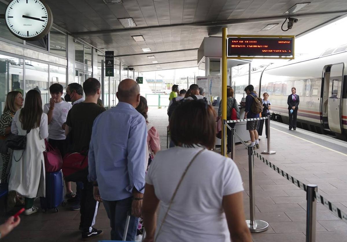 El andén de la estación de trenes de Vialia.