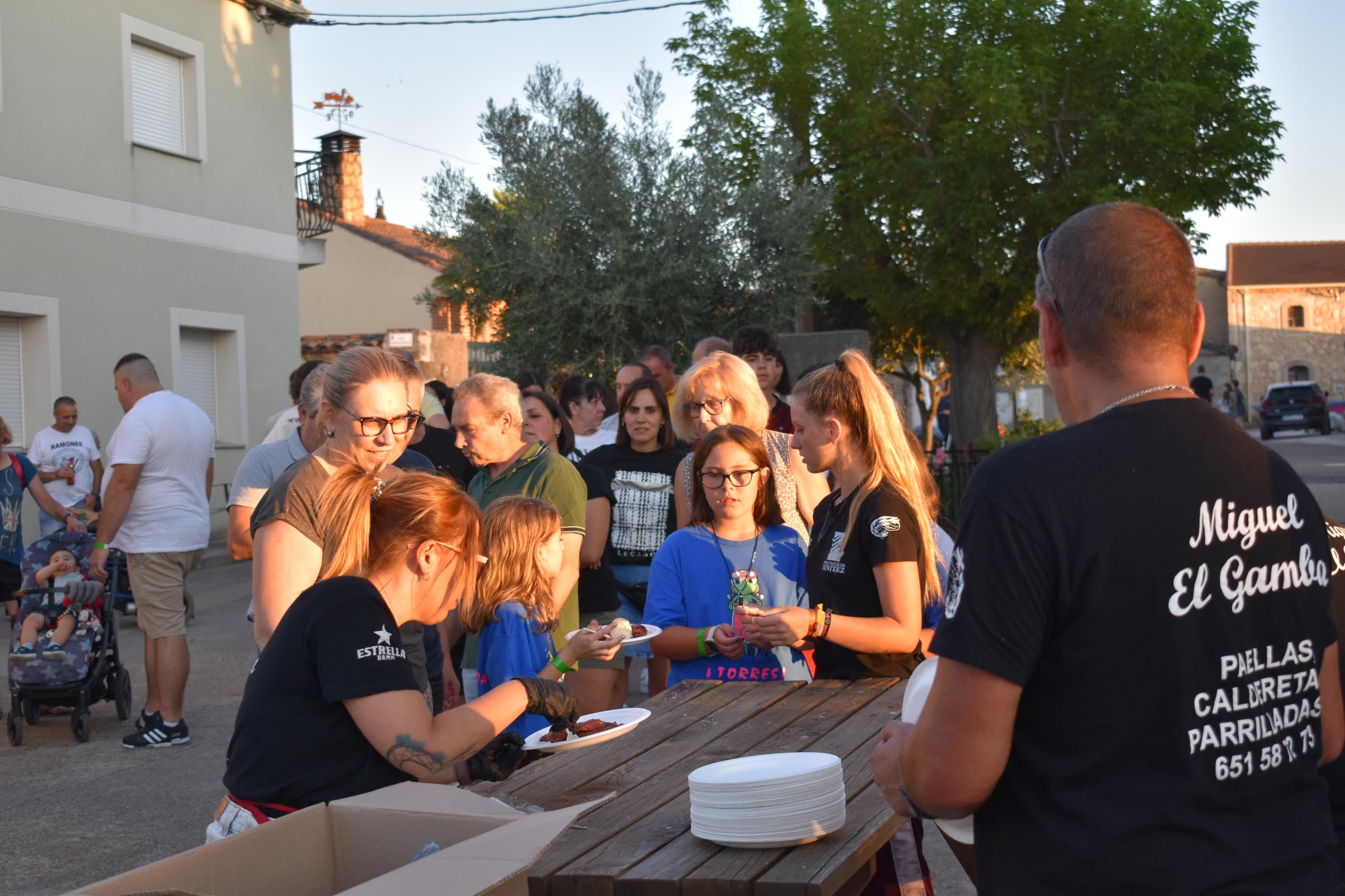 Torresmenudas abre las fiestas de la juventud con una gran cena