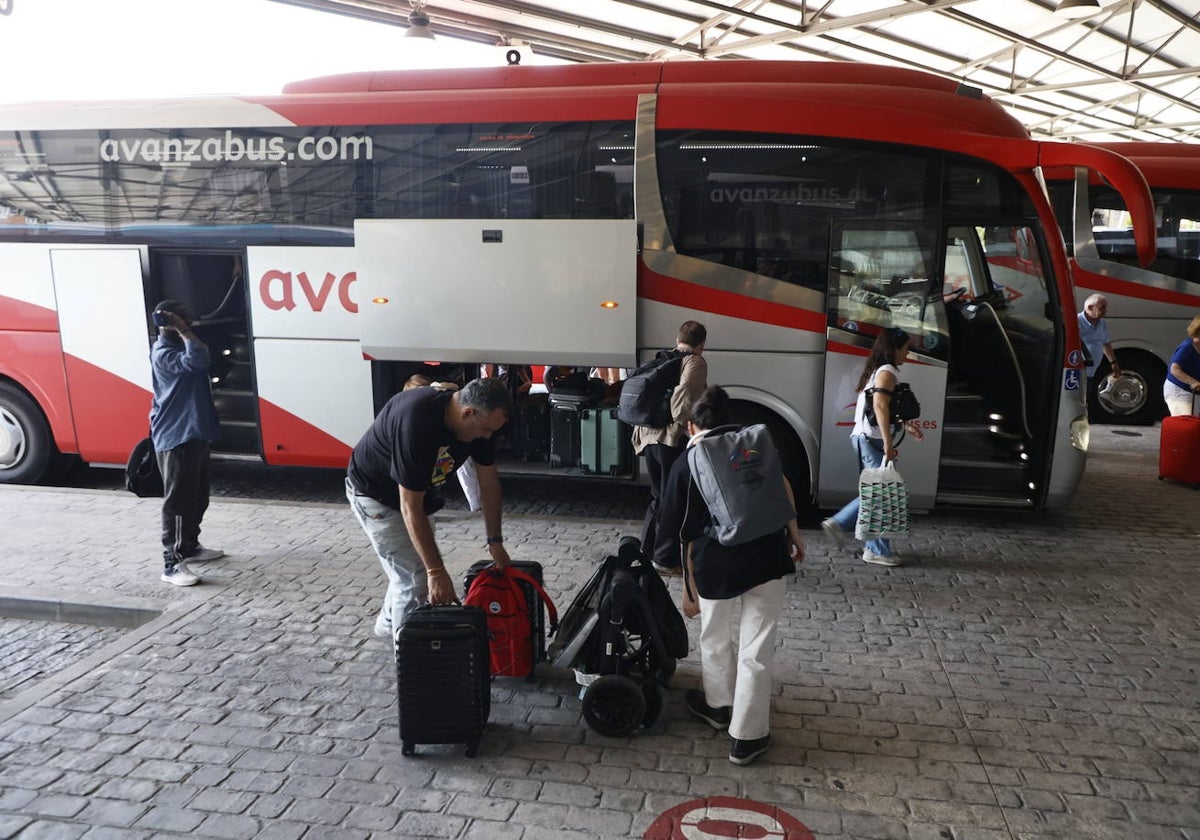 Viajeros subiendo a un autobús de la línea regular a Madrid.