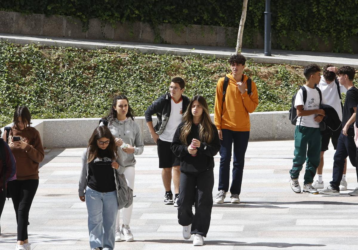 Algunos estudiantes transitando por Salamanca.