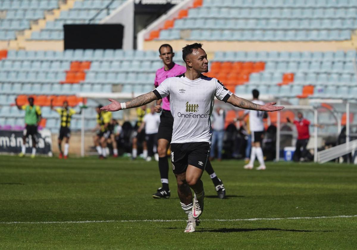 Juancho celebra uno de los 6 tantos que anotó con el Salamanca UDS en Segunda Federación en la temporada 2021/22.