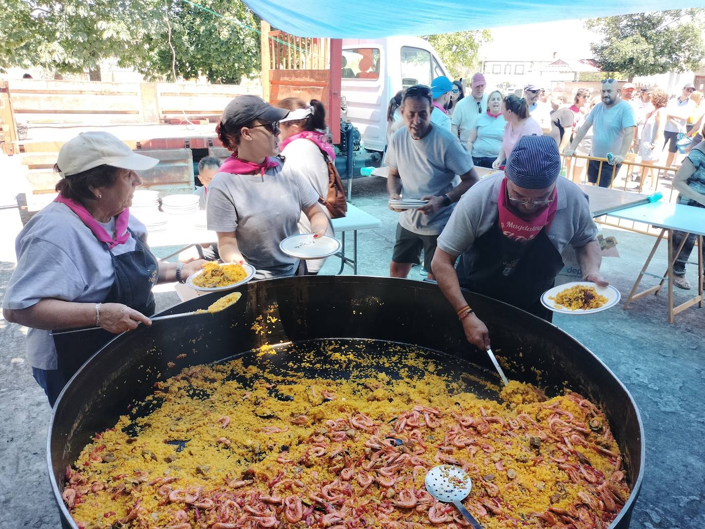 Los vecinos mantienen vivo el espíritu festivo en El Tejado