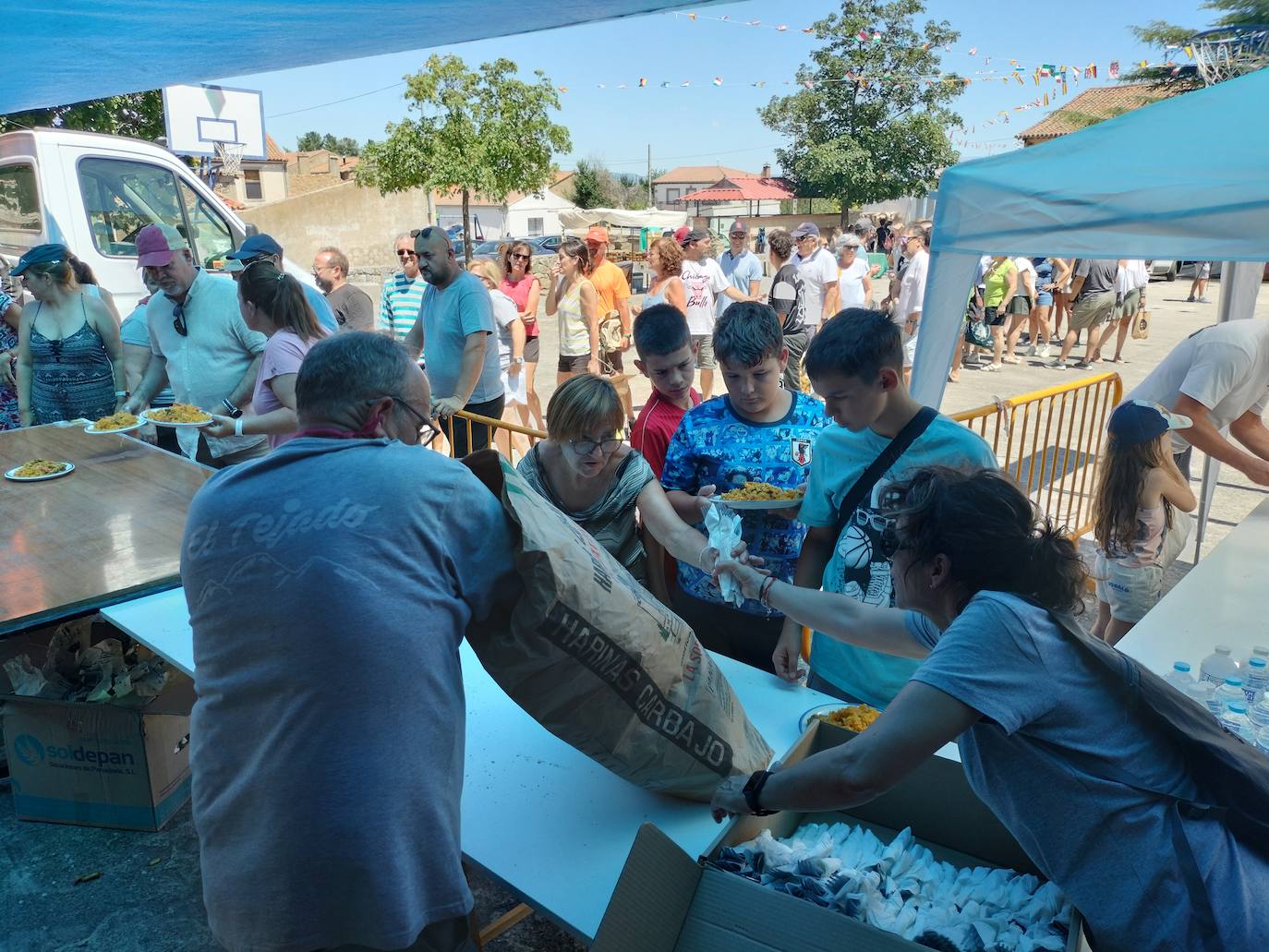 Los vecinos mantienen vivo el espíritu festivo en El Tejado