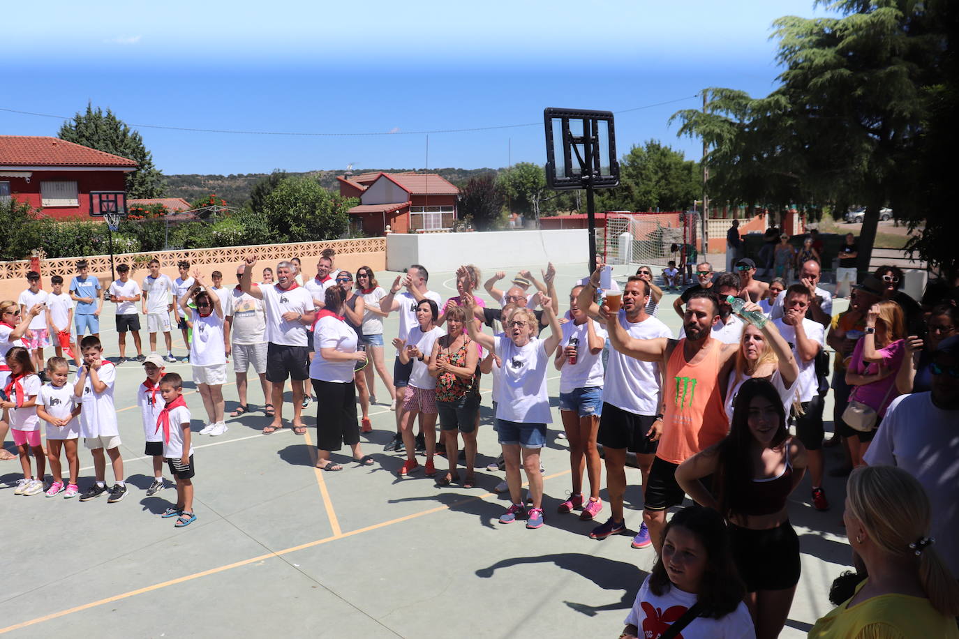 Valverde de Valdelacasa inicia sus fiestas a ritmo de pregón y encierro