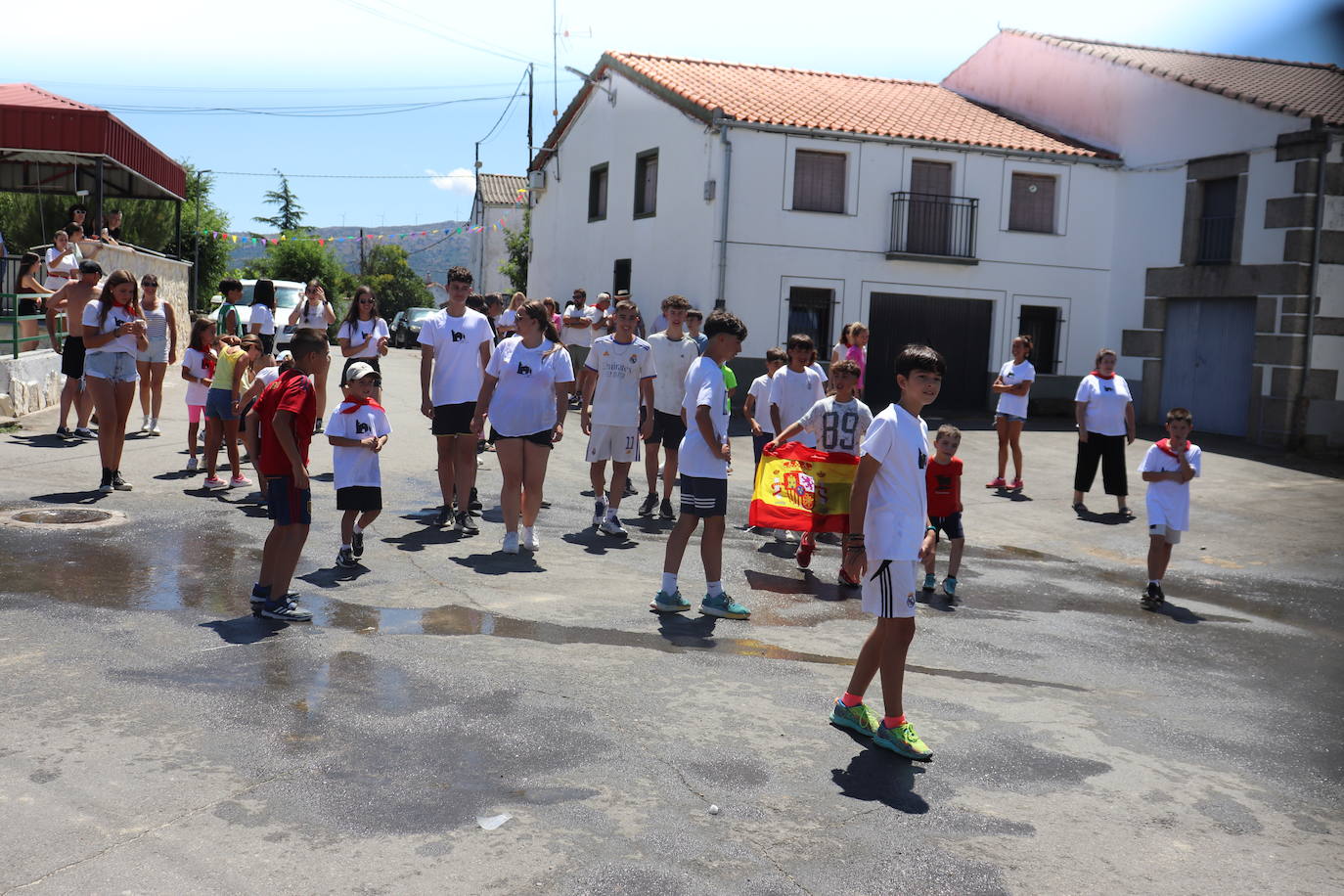 Valverde de Valdelacasa inicia sus fiestas a ritmo de pregón y encierro