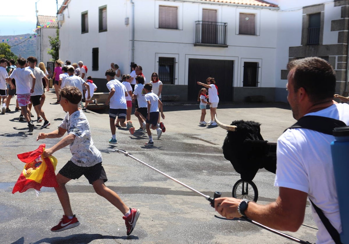 Valverde de Valdelacasa inicia sus fiestas a ritmo de pregón y encierro