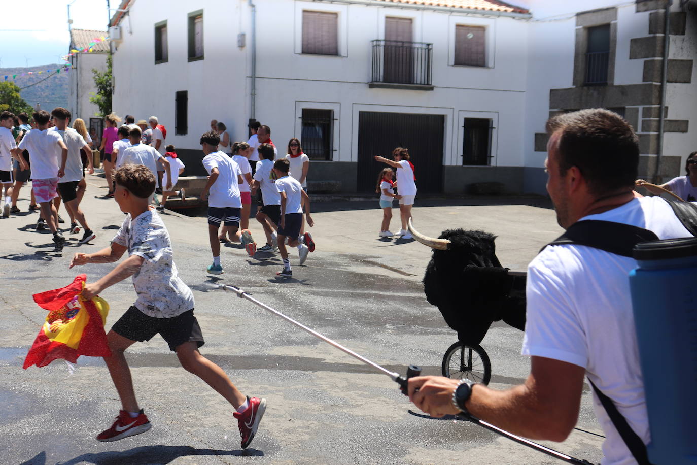 Valverde de Valdelacasa inicia sus fiestas a ritmo de pregón y encierro