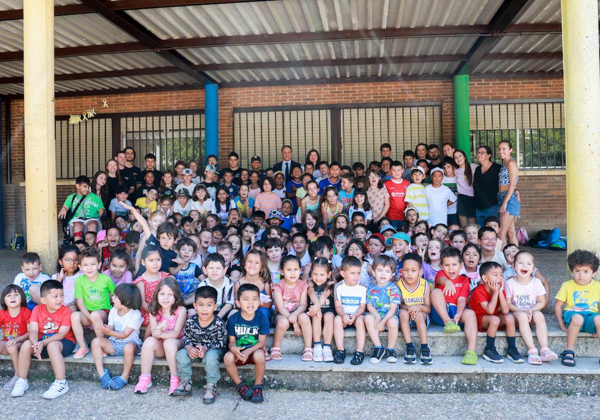 Los niños que acuden al CEIP José Herrero dentro del programa 'Apúntate al verano', junto al alcalde y a la concejala de Familia.