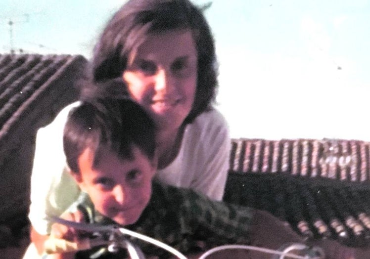 Esther, junto a su hermano Carlos, con la inseparable Torrot roja.