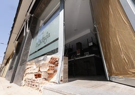 Daños en la fachada y la puerta de entrada tras un alunizaje en un bar de la calle Mirto.