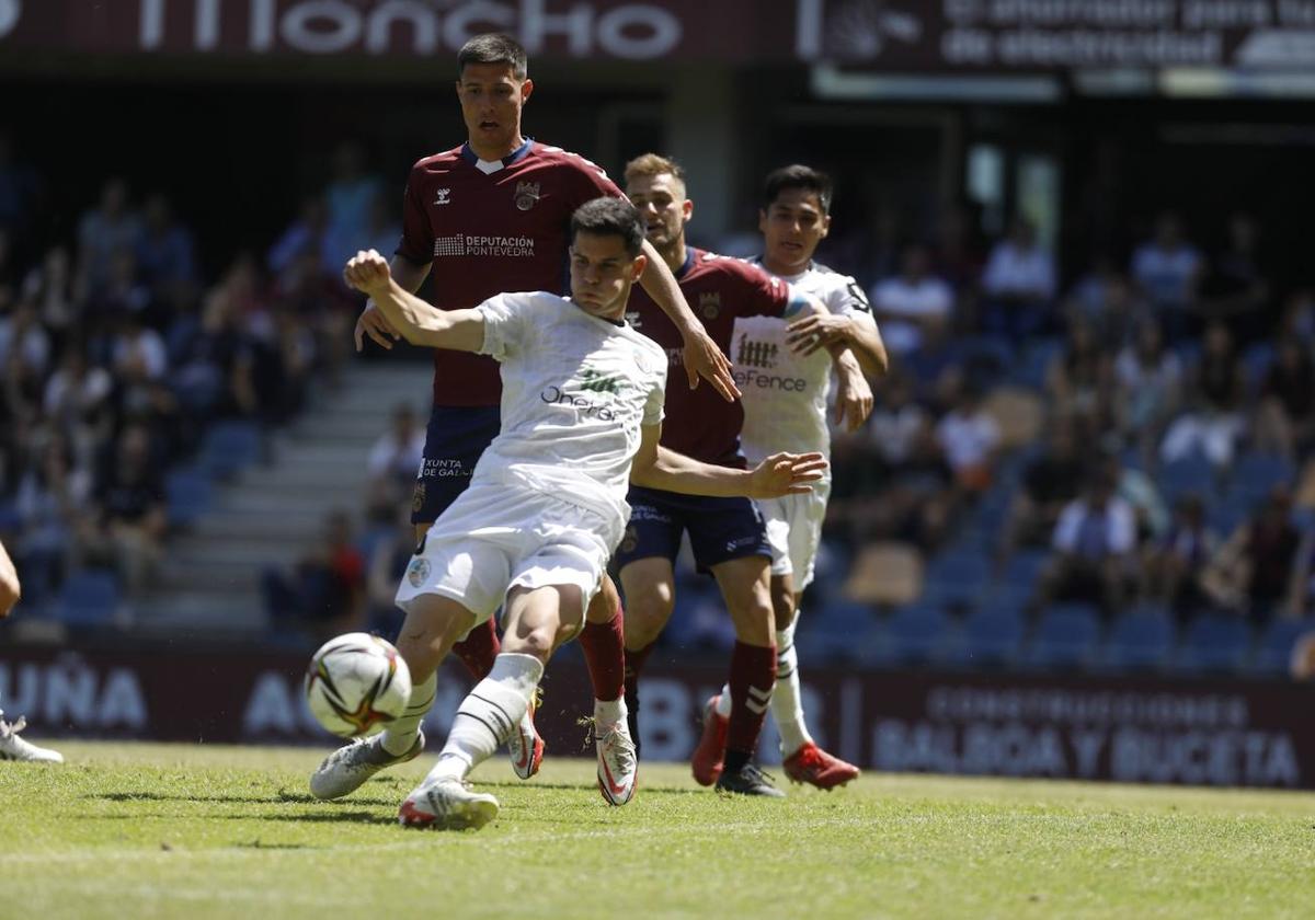 Murua despejando un balón en un choque entre el Salamanca UDS y el Pontevedra en la temporada 2021/22.