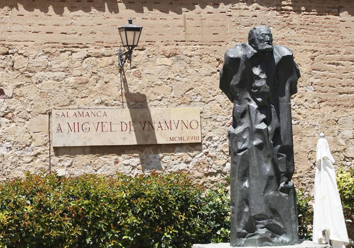 Escultura de Miguel de Unamuno en la calle Bordadores, frente a la casa en la que vivió.