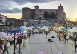 Imagen de la plaza Mayor de Béjar con los puestos del mercado en la segunda jornada de la Noche en Blanco