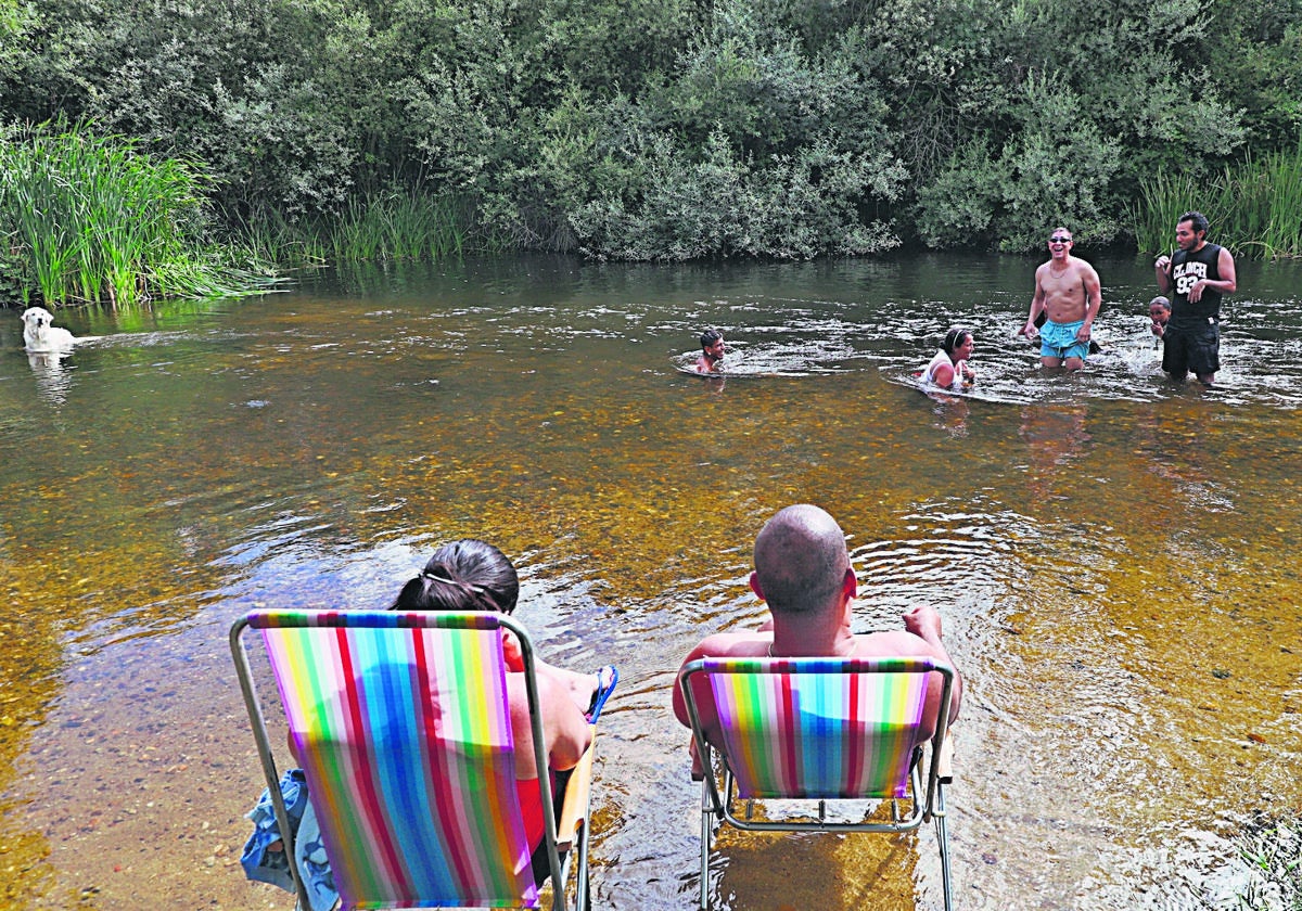 El calor invita a un grupo de bañistas a darse un chapuzón en el Tormes, a pesar de que el baño en la zona no está autorizado.