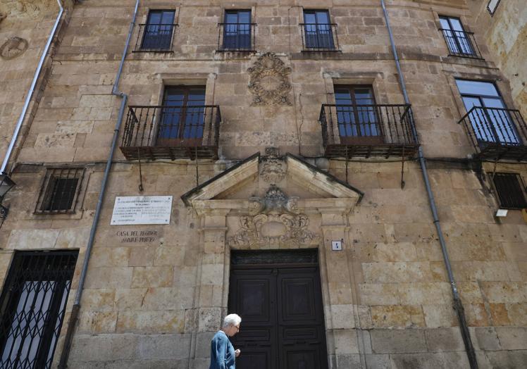 Imagen exterior de la casa en la que vivió Unamuno, ubicada en la calle Bordadores.