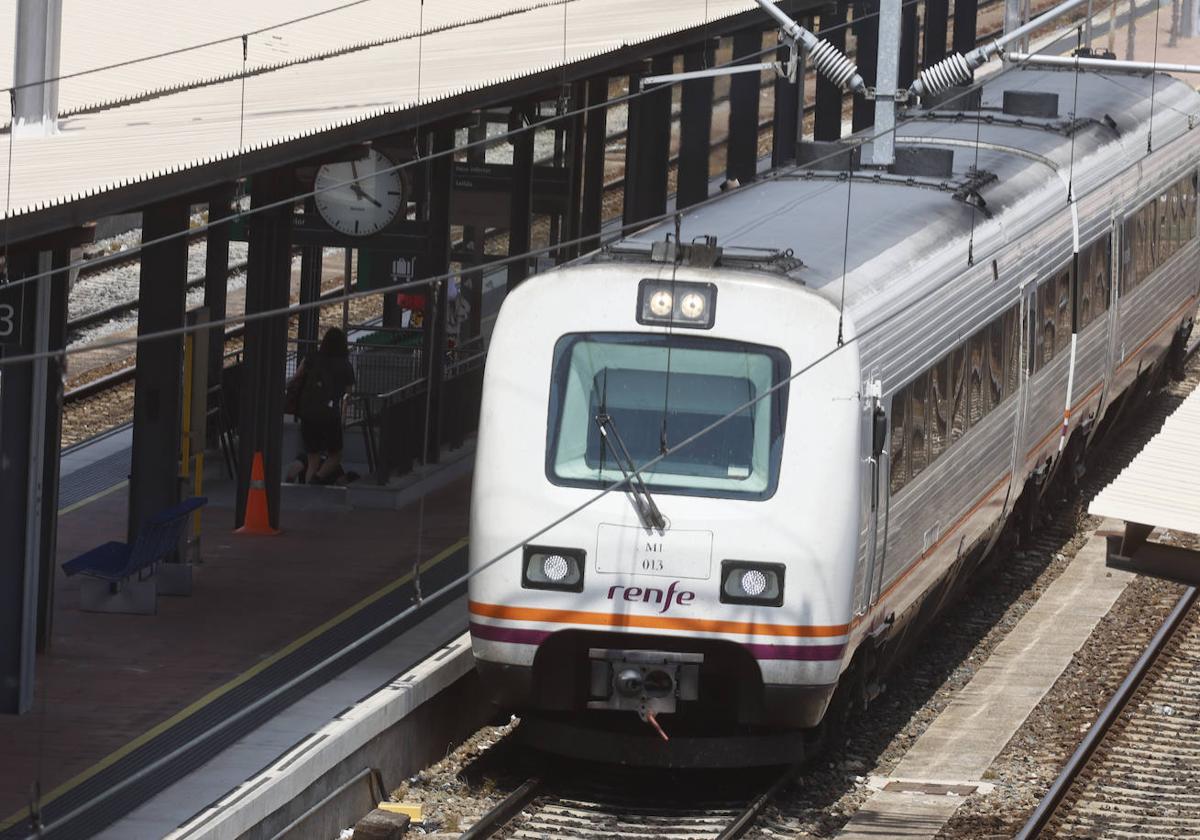Un tren aparcado en la estación de Salamanca.