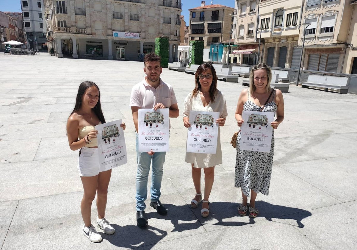 Carolina Carrero, Roberto Hernández Garabaya, Sara García y Laura Elices, en la Plaza Mayor, escenario de los bailes a la Virgen.