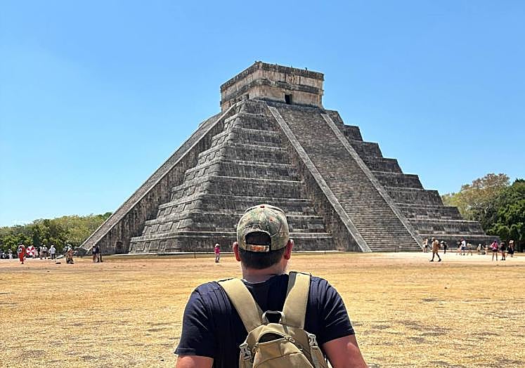 Javier Sánchez en las Pirámides de Tenochtitlán