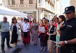 Lectura del manifiesto contra los delitos de odio frente al teatro Liceo.