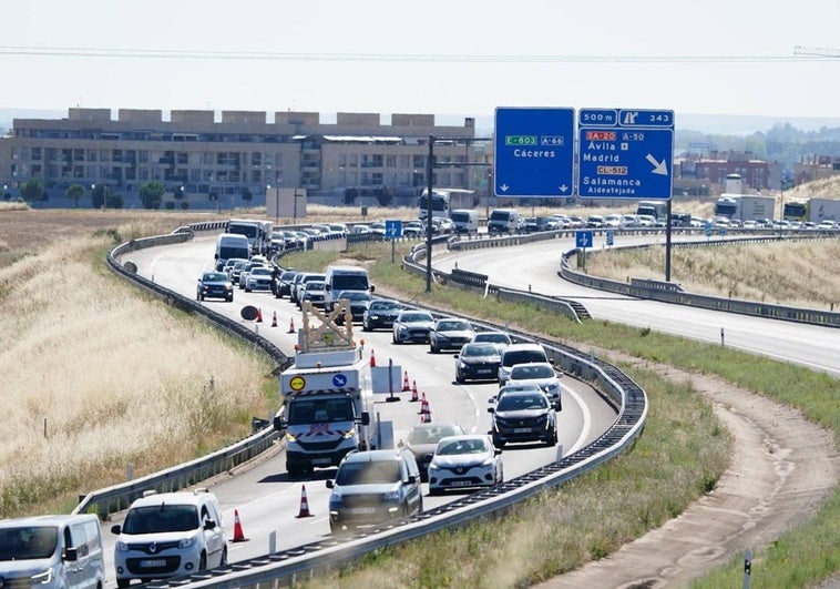 Imagen de las retenciones en la A-66 a causa de las obras de mantenimiento de uno de los dos carriles.