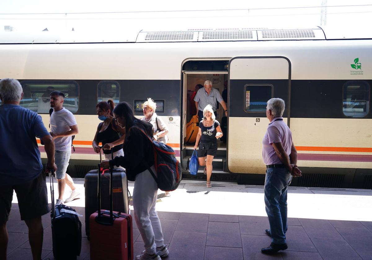 Viajeros descienden del Alvia de Madrid a Salamanca que ha recuperado la cuarta frecuencia.