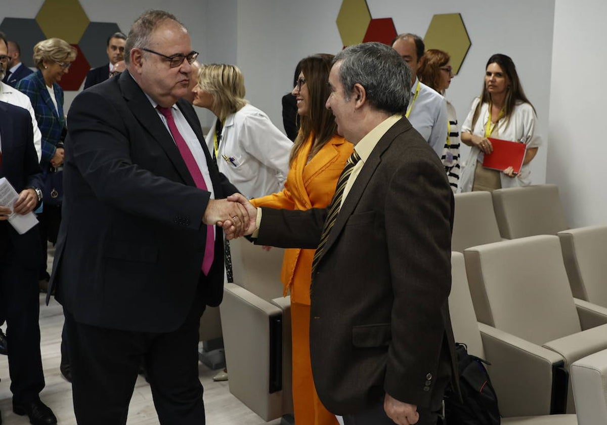 El consejero, Alejandro Vázquez, saluda al director científico del IBSAL, Luis García.