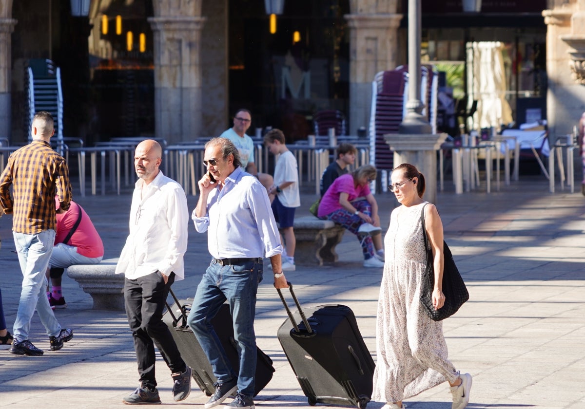 Turistas por el centro de la ciudad.