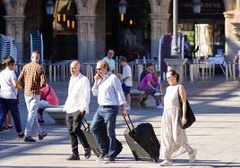 Turistas por el centro de la ciudad.