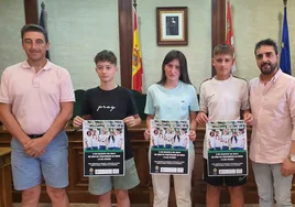 Ager Arrola, Candela García, Alex de la Iglesia y el concejal Javier Hernández, esta tarde en la presentación del torneo en Béjar.