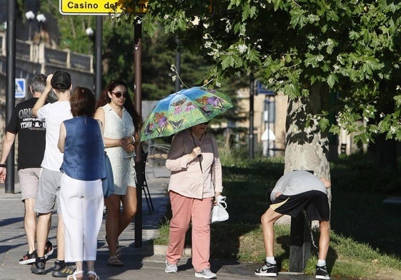 Varias personas ante el calor sofocante de Salamanca.