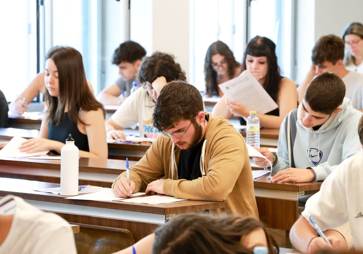 Alumnos examinándose de la EBAU.