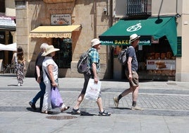 Turistas bajo el sol en Salamanca