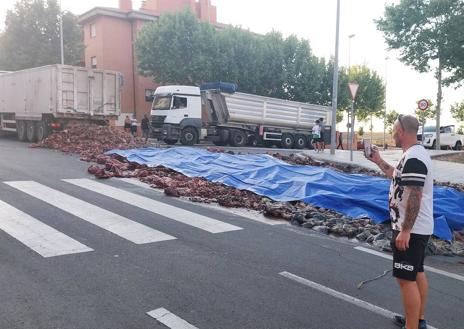 Imagen secundaria 1 - La apertura de la puerta de un camión deja trozos de carne en la calle Astorga