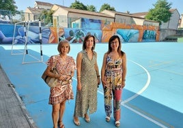 Maribel Martín, Mani Martín y Sara García, en la pista del colegio en cuyo muro se ha llevado a cabo el mural.