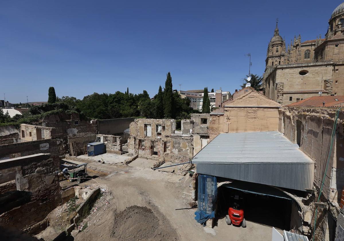 Obras en el solar que alberga los restos del Seminario de Carvajal.