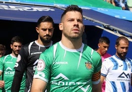 Kike López saltando al RCD Stadium como capitán del Cornellá.